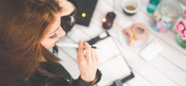 一位企业信息分析师在宽敞的开放式办公室中，通过双屏显示器使用 btsearch 进行竞品信息监控与行业动态追踪